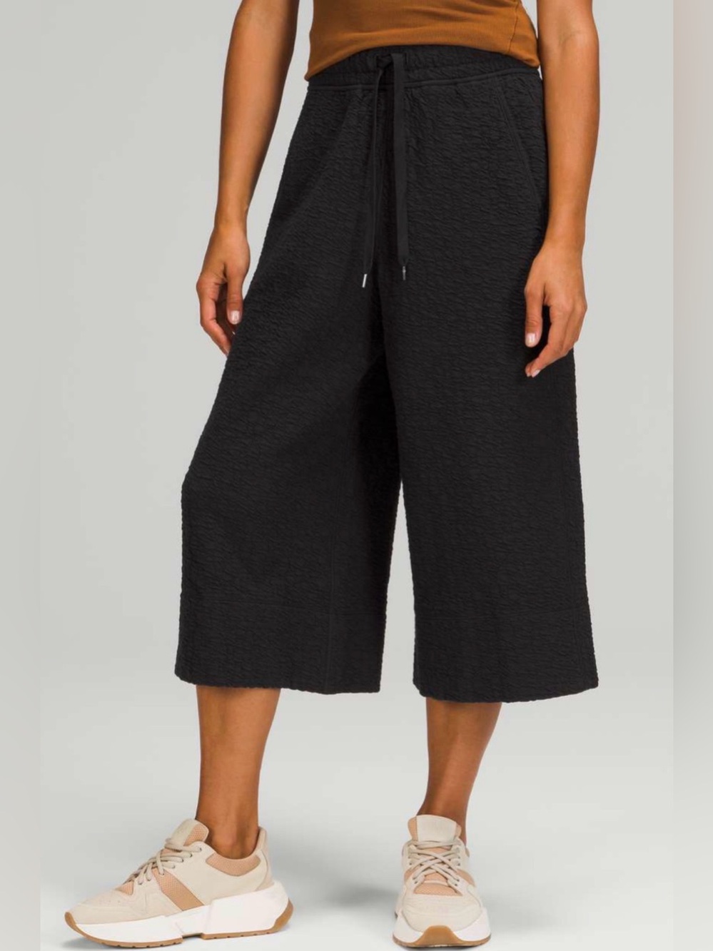 🏷️ Lululemon Rippled Wide Leg Crop Pants Black Super High Rise Women’s 8 GUC